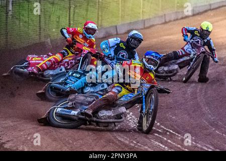 Justin Sedgmen (Blue) führt Ryan Douglas (White), Max Fricke (Red) und Jaimon Lidsey (Yellow) beim SGB-Premiership-Spiel zwischen Leicester Lions und Belle Vue Aces in der Pidcock Motorcycles Arena in Leicester am Donnerstag, den 20. April 2023. (Foto: Ian Charles | MI News) Guthaben: MI News & Sport /Alamy Live News Stockfoto