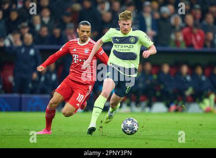 Kevin de Bruyne, MANCITY 17 tritt um den Ball an, Tackle, Duell, Header, Zweikampf, Action, Kampf gegen Leroy SANE, FCB 10 im Viertelfinalspiel FC BAYERN MUENCHEN - MANCHESTER CITY 1-1 der Fußball-UEFA Champions League in Staffel 2022/2023 in München, 19. April 2023. Viertelfinale Rückspiel, FC Barcelona © Peter Schatz / Alamy Live News Stockfoto