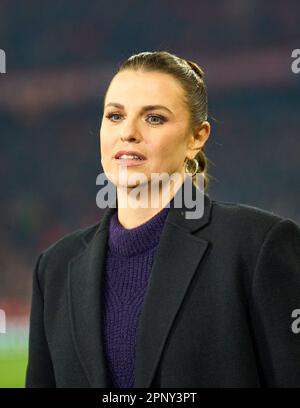 Laura WONTORRA, Sportmoderatorin, Reporterin, Frau, Moderatorin, TV, TV, DAZN im Viertelfinalspiel FC BAYERN MUENCHEN - MANCHESTER CITY 1-1 der UEFA Champions League in Staffel 2022/2023 in München, 19. April 2023. Viertelfinale Rückspiel, FC Barcelona © Peter Schatz / Alamy Live News Stockfoto