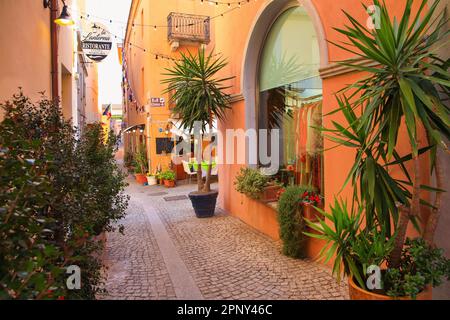 Eine enge Gasse mit Bars in der Altstadt von Olbia - Sardinien April 9 2023 Stockfoto