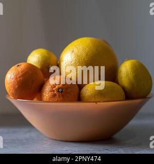 Zitrusfrüchte in einer Schüssel Stockfoto