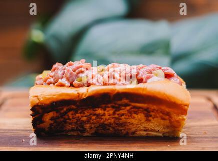 Lachs- und Guacamole-Tartare-Sandwich mit Brioche-Brot Stockfoto