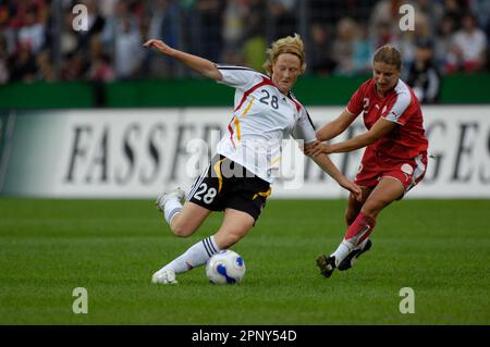 Melanie Behringer Aktion gegen Franziska Schärer, Fußball EM Qualifikationsspiel Deutschland - Schweiz 7:0, 22.8.2007 in Koblenz, Fußball Frauen Nationalmannschaft Stockfoto