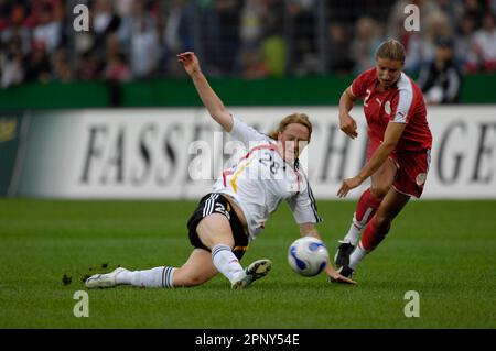 Melanie Behringer zweifache Torschützin Aktion gegen Franziska Schärer, Fußball EM Qualifikationsspiel Deutschland - Schweiz, 22.8.2007 Fußball Frauen Nationalmannschaft Fototermin 20.8.2007 in Koblenz Stockfoto