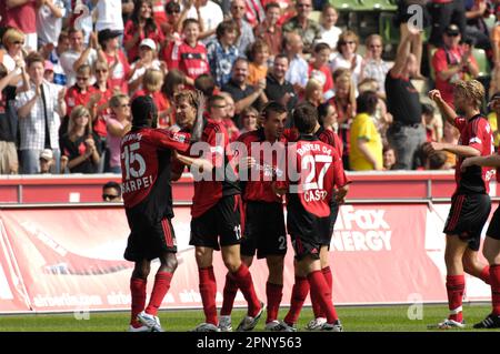 Leverkusener Jubel um den Torschützen Bernd Schneider (mitte) mit Hans Adu Sarpei, Stefan Kießling, Montill Castro, Fußball Bundesliga Bayer Leverkusen - Karlsruher SC, 25.8.2007 Stockfoto