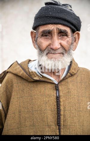 Porträt eines älteren Berbers gekleidet in der traditionellen Djellaba. Stockfoto