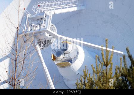 Radioteleskop Gegenreflektor gegen den Himmel Stockfoto