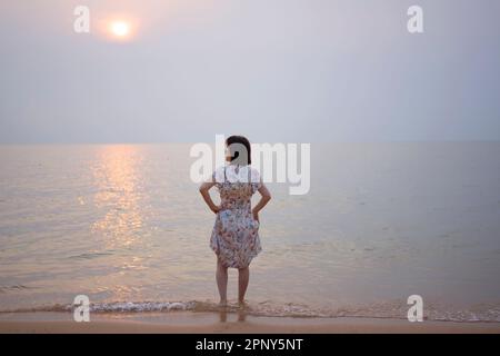 Reife Frau auf Urlaub und Arbeit. Reise- und Arbeitszeit, wo auch immer Konzept. Stockfoto