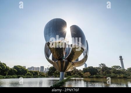 Wunderschöne Aussicht auf die metallene Floralis Generica-Blume im grünen Park Stockfoto