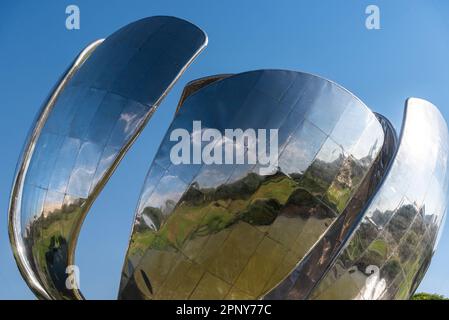 Wunderschöne Aussicht auf die metallene Floralis Generica-Blume im grünen Park Stockfoto