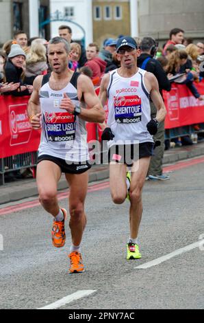 Alberto Suarez Laso und El Amin Chentouf nehmen am Virgin Money London Marathon 2015 Teil, der die Tower Bridge, Großbritannien, überquert. Sehbehinderte Sportler Stockfoto