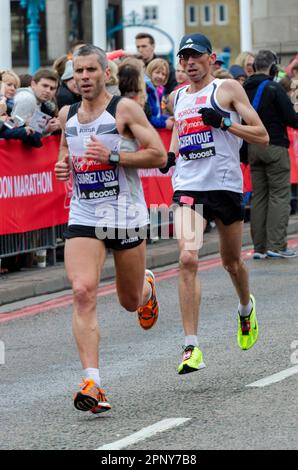 Alberto Suarez Laso und El Amin Chentouf nehmen am Virgin Money London Marathon 2015 Teil, der die Tower Bridge, Großbritannien, überquert. Sehbehinderte Sportler Stockfoto