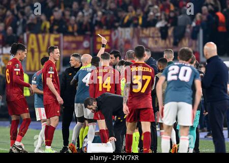 Schiedsrichter Anthony Taylor zeigt Salvatore Foti Assist die rote Karte. Trainer von AS Roma während des Fußballspiels der UEFA Europa League, Stadio Olimpico, Roma gegen Feyenoord, 20. April 2023 (Foto: AllShotLive/Sipa USA) Guthaben: SIPA USA/Alamy Live News Stockfoto