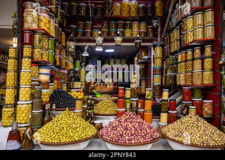 Olivenladen in der Medina von Marrakesch. Stockfoto