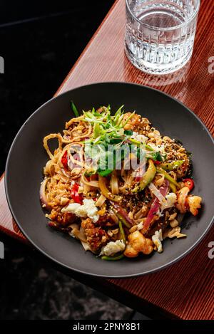 asiatische Nudeln mit Huhn und Gemüse. Speisekarte des Restaurants Stockfoto