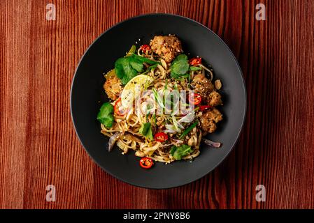 asiatische Nudeln mit Huhn und Gemüse. Speisekarte des Restaurants Stockfoto