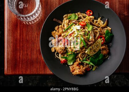 asiatische Nudeln mit Huhn und Gemüse. Speisekarte des Restaurants Stockfoto