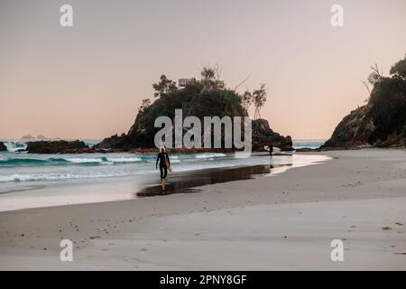 Surftour bei Sonnenaufgang am Pass in Byron Bay Stockfoto