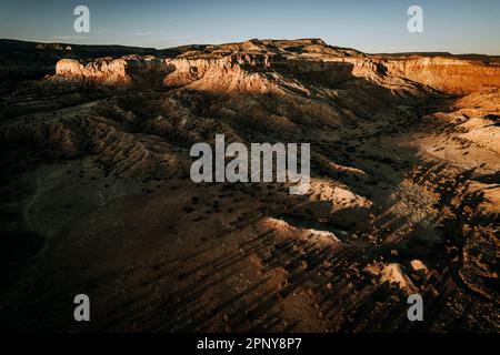 Die späte Sonne trifft auf die Wüstenklippen der Ghost Ranch, New Mexico Stockfoto