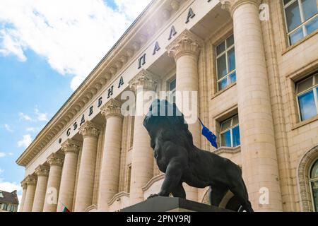 Das Gerichtsgebäude und ein Bronzelöwe in Sofia, Bulgarien Stockfoto