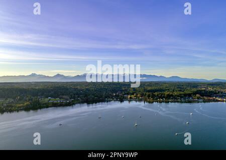 Die Olympic Mountains und Liberty Bay aus Poulsbo, Washington Stockfoto