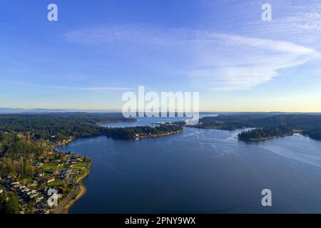 Blick aus der Vogelperspektive auf Mount Rainier und Liberty Bay von Poulsbo, Washington Stockfoto