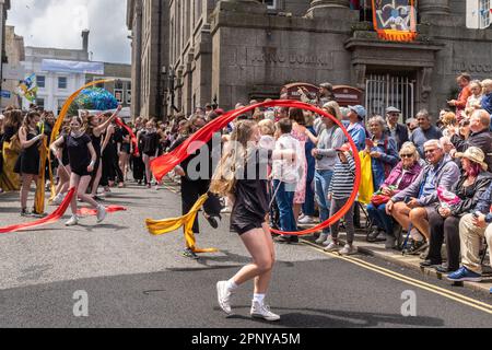 Schüler tanzen bei der Parade zum Mazey Day im Rahmen des Golowan Festivals in Penzance in Cornwall, Großbritannien. Stockfoto