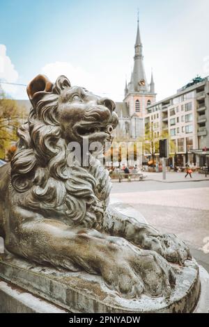 Ein Brunnen in Form eines Löwen vor der Kathedrale Stockfoto