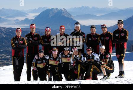 Mannschaftsfoto Langlauf Nationalmannschaft, Ski Nordisch, Stehend von links: René Sommerfeldt, Axel Teichmann, Franz Göring, Tobias Angerer, Josef Wenzel, Tom Reichelt, Jens Filbrich, Benjamin Seifert knieend von links: Katrin Zeller, Evi Stehle, Nicole Fessel, Claudia Nystad, Manuela Henkel, Stefanie Böhler Stockfoto