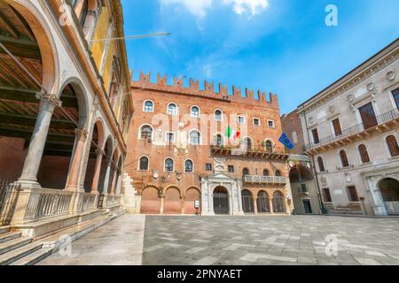 Atemberaubender Blick auf die Piazza dei Signori in Verona. Beliebtes Reiseziel in Europa. Standort: Verona, Region Venetien, Italien, Europa Stockfoto