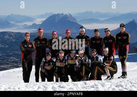 Mannschaftsfoto Langlauf Nationalmannschaft, Ski Nordisch, Stehend von links: René Sommerfeldt, Axel Teichmann, Franz Göring, Tobias Angerer, Josef Wenzel, Tom Reichelt, Jens Filbrich, Benjamin Seifert knieend von links: Katrin Zeller, Evi Stehle, Nicole Fessel, Claudia Nystad, Manuela Henkel, Stefanie Böhler Stockfoto