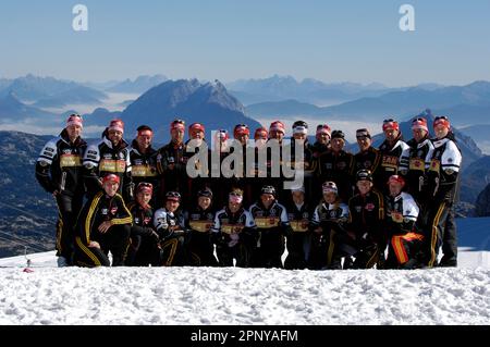 Mannschaftsfoto Langlauf Nationalmannschaft Ski Nordisch, Stehend von Links: Heiko Vieth (Techniker), Jochen Behle Cheftrainer, Dipl. SPL. Cuno Schreyl Trainer, Axel Teichmann, Ismo Hämälainen Trainer, Franz Göring, Jan Bellmann Techniker, Tobias Angerer, Max Achatz Techniker, Josef Wenzel, Arne Kluge Techniker, Tom Reichelt, Jens Filbrich, Jens Lautner Techniker, Janko Neuber Trainer, Heiko Peterlein Physiotherapeut, unten von links: Silvio Thieme Physiotherapeut, René Sommerfeldt, Manuela Henkel, Katrin Zeller, Evi Stehle, Nicole Fessel, Stefanie Böhler, Claudia Nystad, Benjamin Seifert, Heik Stockfoto