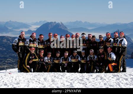 Mannschaftsfoto Langlauf Nationalmannschaft Ski Nordisch, Stehend von Links: Heiko Vieth (Techniker), Jochen Behle Cheftrainer, Dipl. SPL. Cuno Schreyl Trainer, Axel Teichmann, Ismo Hämälainen Trainer, Franz Göring, Jan Bellmann Techniker, Tobias Angerer, Max Achatz Techniker, Josef Wenzel, Arne Kluge Techniker, Tom Reichelt, Jens Filbrich, Jens Lautner Techniker, Janko Neuber Trainer, Heiko Peterlein Physiotherapeut, unten von links: Silvio Thieme Physiotherapeut, René Sommerfeldt, Manuela Henkel, Katrin Zeller, Evi Stehle, Nicole Fessel, Stefanie Böhler, Claudia Nystad, Benjamin Seifert, Heik Stockfoto