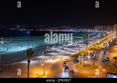 Küste mit Tanger Stadt bei Nacht beleuchtet, Tanger, Marokko Stockfoto