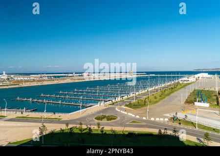 Der Hafen von Tanger im Herbst mit blauem Himmel, Marokko Stockfoto