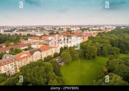 Blick auf den Treptower-Park und die Skyline von Berlin aus der Vogelperspektive Stockfoto