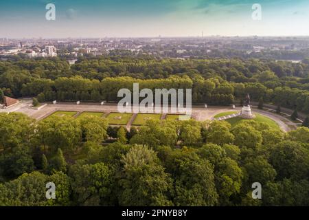 Das sowjetische Denkmal im Treptower Park, Berlin, aus der Vogelperspektive Stockfoto