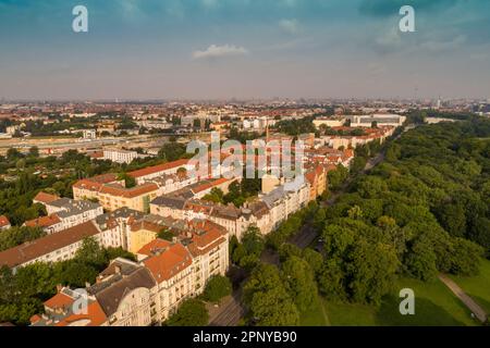 Blick auf den Treptower-Park und die Skyline von Berlin aus der Vogelperspektive Stockfoto