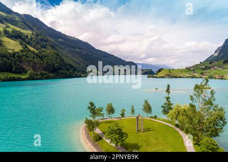 Blick auf den See Lungern mit grünen Feldern im Sommer, Schweiz Stockfoto