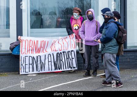 Demonstranten versammeln sich vor dem Beresford Hotel zur Unterstützung von Asylbewerbern in Newquay in Cornwall im Vereinigten Königreich. Stockfoto