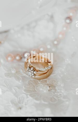 Goldene Eheringe mit Diamantendetails Stockfoto