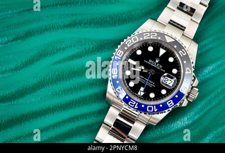 Bangkok Thailand- Feb 20,2022:Nahaufnahme Rolex GMT-Master II 'Batman'40mm mit blauschwarzem Rahmen Stahl Ceramic Herren Armbanduhr auf grünem Hintergrund Stockfoto