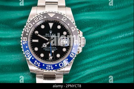 Bangkok Thailand- Feb 20,2022:Nahaufnahme Rolex GMT-Master II 'Batman'40mm mit blauschwarzem Rahmen Stahl Ceramic Herren Armbanduhr auf grünem Hintergrund Stockfoto