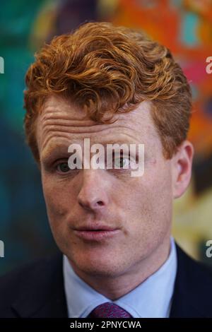 US-Sondergesandter für Wirtschaftsangelegenheiten in Nordirland, Kongressabgeordneter Joe Kennedy III. Anlässlich der internationalen Konferenz anlässlich des 25. Jahrestages des Abkommens zwischen Belfast und Karfreitag in der Queen's University Belfast. Bilddatum: Mittwoch, 19. April 2023. Stockfoto