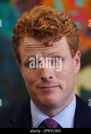 US-Sondergesandter für Wirtschaftsangelegenheiten in Nordirland, Kongressabgeordneter Joe Kennedy III. Anlässlich der internationalen Konferenz anlässlich des 25. Jahrestages des Abkommens zwischen Belfast und Karfreitag in der Queen's University Belfast. Bilddatum: Mittwoch, 19. April 2023. Stockfoto