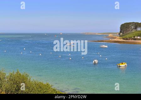 Meerblick mit Booten und Fischerboot im aber Benoit in der Bretagne - Frankreich Stockfoto