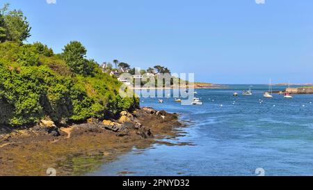 Meerblick mit Booten an der Küste in der aber Benoit in der Bretagne - Frankreich Stockfoto