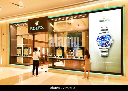 BANGKOK, THAILAND - 12. April 2022 : Rolex Storefront in Siam paragon. Rolex SA ist ein Schweizer Hersteller von Luxusuhren. Stockfoto