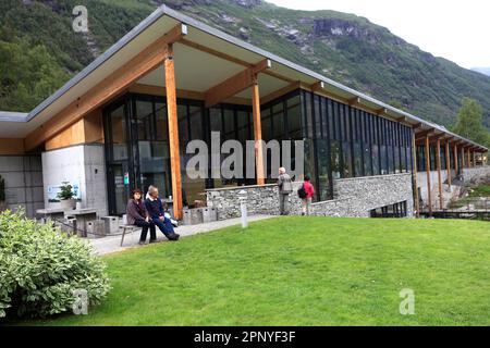 Blick auf das Fjord Centre Gebäude, Geiranger Stadt, Geirangerfjord, UNESCO-Weltkulturerbe, Sunnmøre Region, Møre Og Romsdal County, Westnorwegen Stockfoto