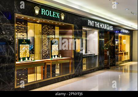 BANGKOK, THAILAND - 26. April 2022 : Rolex Storefront in Gaysorn Village. Rolex SA ist ein Schweizer Hersteller von Luxusuhren Stockfoto